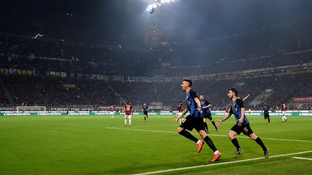 Pemain Inter, Matias Vecino, merayakan golnya ke gawang AC Milan. Foto: REUTERS/Daniele Mascolo