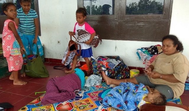 Pengungsi terus berdatangan ke Kantor Bupati Jayapura. (BumiPapua.com/Katharina)
