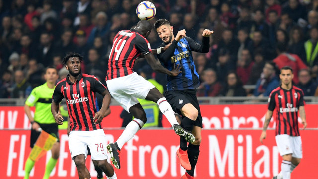 Pemain Inter Milan, Vecino berduel udara dengan Bakayoko dalam Derby della Madonnia. Foto: REUTERS/Daniele Mascolo