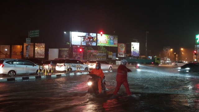 Banjir rendam infrastruktur jalan di Yogyakarta. Foto: asa