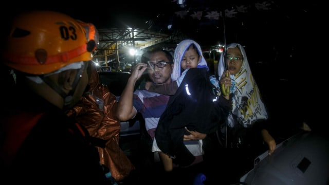 Tim SAR gabungan melakukan evakuasi warga terdampak banjir di Imogiri, Bantul, DI Yogyakarta, Minggu (17/3/2019). Foto: ANTARA FOTO/Hendra Nurdiyansyah