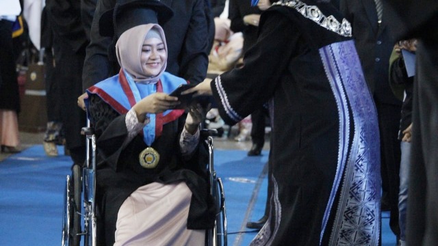 Ottidilia Nur Laily, Mahasiswi ITS yang Hadiri Wisuda di Atas Kursi Roda Foto: Dok. ITS News