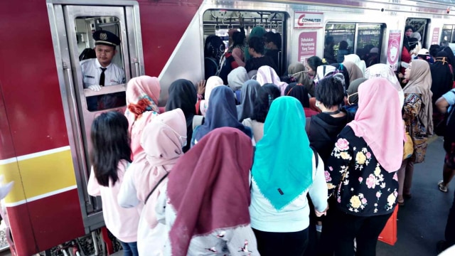 Suasana penumpang di Stasiun Bekasi. Foto: Iqbal Firdaus/kumparan