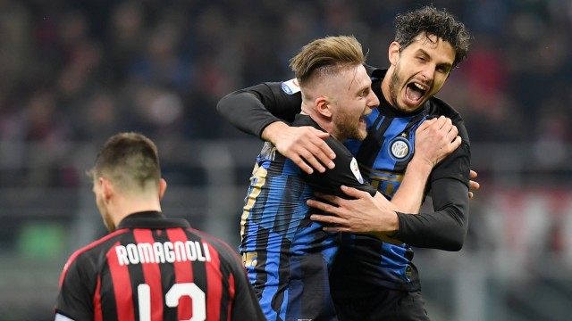 Milan Skriniar dan Andrea Ranocchia merayakan kemenangan Inter di depan kapten Milan, Alessio Romagnoli. Foto: Reuters/Daniele Mascolo