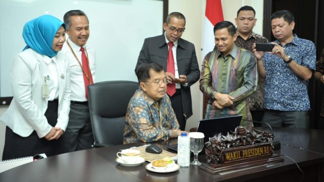Wakil Presiden Jusuf Kalla melakukan pelaporan SPT Pajak melalui pengisian e-filling. Foto: Dok. Setwapres