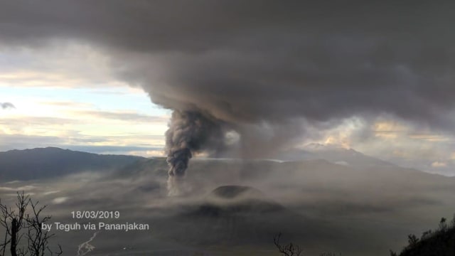 Erupsi Gunung Bromo. Foto: Twitter/@Sutopo_PN