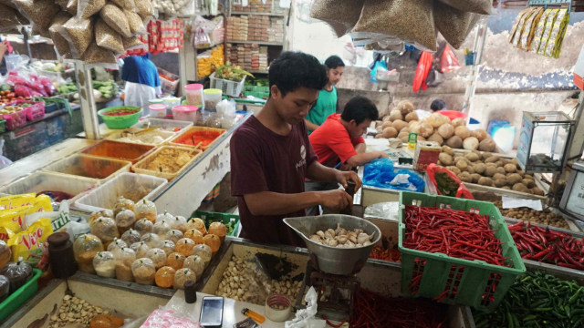 Pedagang sembako di pasar jaya Mampang Prapatan. Foto: Jamal Ramadhan/kumparan