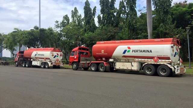 Dua mobil tangki Pertamina yang dibajak di Kawasan Istana Negara, Jakarta, Senin (18/3). Foto: Andesta Herli/kumparan