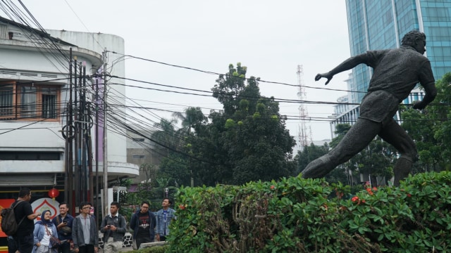 Komunitas Aleut kunjungi patung Adjat Sudrajat di Jalan Lembong, Bandung. (Ananda Gabriel) 