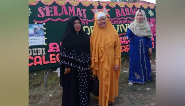 Almarhumah Hj.Rohana Binti Lobai Udin (baju warna kuning) yang merupakan ibunda ustad Abdul Somad semasa hidupnya.