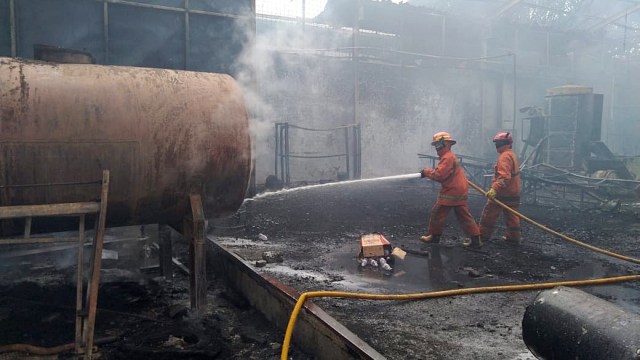 Petugas memadamkan kebakaran gudang styrofoam di Jalan Dokter Kamal Muara 7, Penjaringan, Jakarta Utara, Senin (18/3). Foto: Dok. Sudin PKP Jakarta Utara