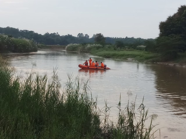 Tim Basarnas Kendari saat melakukan proses pencarian di sungai lahambuti, Senin (18/03). Foto: Dok. basarnasr kendari