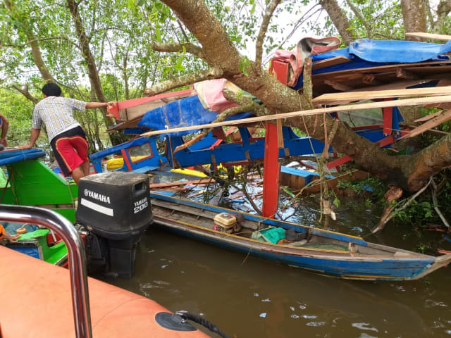 Kondisi badan speedboat yang masih tersangkut di atas pohon (istimewa)