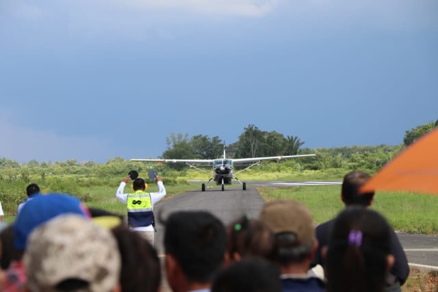 Sebuah pesawat beroperasi di Bandara Semelagi Singkawang. Foto: Dok Hi!Pontianak