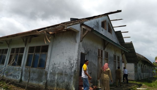 Bangunan Sekolah SDN Inpres 179 Di Dusun Bontopa'ja rusak diterjang puting beliung, Senin (18/3).
