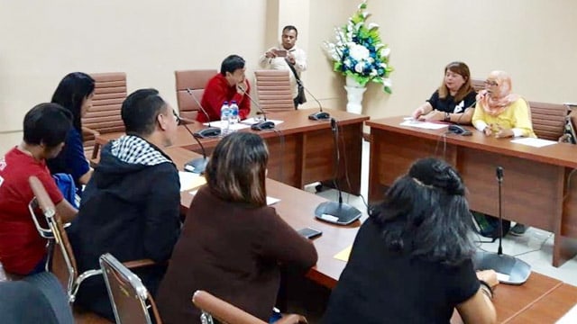 Diskusi antara massa aksi Koalisi Masyarakat Anti Kekerasan Seksual Sulawesi Utara dengan Ketua Komisi IV DPRD Sulut, James Karinda, terkait Rancangan Undang-undang Penghapusan Kekerasan Seksual (RUU PKS)
