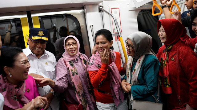Ibu Negara Iriana Joko Widodo (ketiga kanan) bersama Ibu Mufidah Jusuf Kalla (kedua kanan), Menteri Perhubungan Budi Karya Sumadi (kedua kiri) saat mencoba MRT. Foto: ANTARA FOTO/Puspa Perwitasari