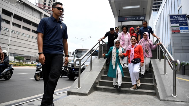 Ibu negara Iriana Joko Widodo (kedua kanan) bersama Ibu Mufidah Jusuf Kalla usai menjajal moda transportasi MRT dari Stasiun Bundaran HI-Lebak Bulus di Jakarta. Foto: ANTARA FOTO/Puspa Perwitasari
