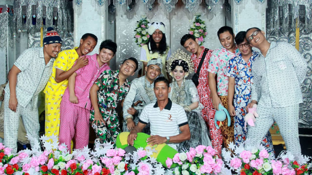 Sekelompok pemuda hadiri pernikahan dengan mengenakan piyama (Foto: Facebook Muh Ismail)