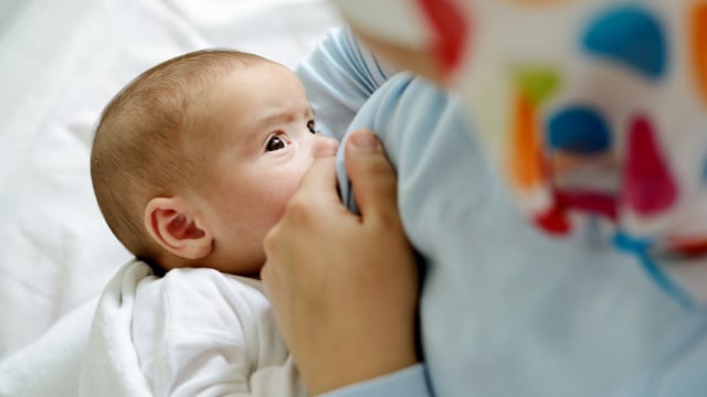 Ilustrasi feeding spurt pada bayi. Foto: Shutterstock