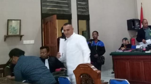 Bilal Kalache saat berada di ruang sidang, Snin (18/3) - kanalbali/LSU
