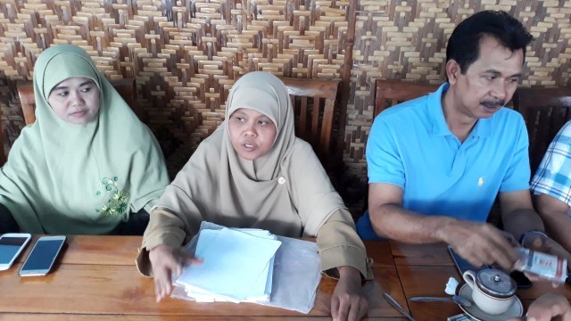 Penyitas kanker payudara di Sragen, Jateng, Niswatin Naimah (tengah). Foto: kumparan