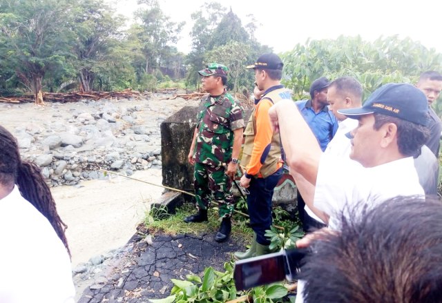 Kepala BNPB Letjen Doni Monardo saat tinjau kawasan banjir dan pegunungan Cycloop di Kabupaten Jayapura. (Foto Liza)