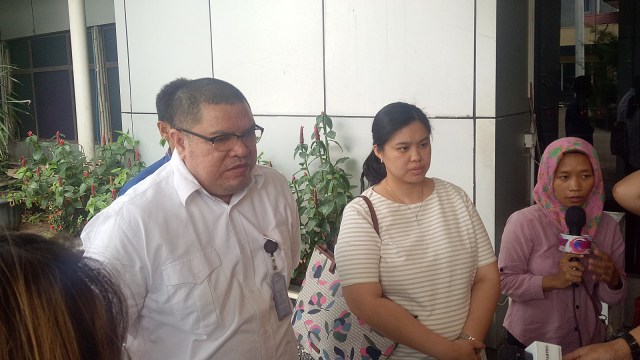 Istri sah Nana (kanan) dan Razman Nasution (kiri) di Polres Metro Bekasi kota, Senin (18/3). Foto: Ainul Qalbi/kumparan