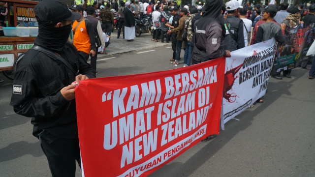 Aksi gabungan ormas Islam di Bandung sebagai solidaritas terhadap korban penembakan masjid di Selandia Baru, depan Gedung DPRD Jabar, Jalan Diponegoro, Bandung. (Ananda Gabriel)