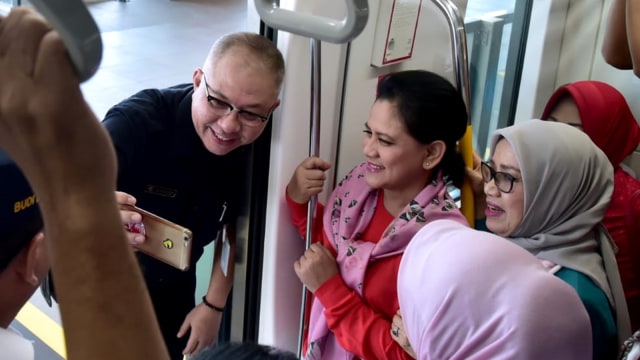 Ibu Negara Iriana Joko Widodo (kiri) bersama Ibu Mufidah Jusuf Kalla (kanan) berfoto saat menjajal Moda Raya Terpadu (MRT) Jakarta, Senin (18/3). Foto: Dok. Muchlis Jr - Biro Pers, Sekretariat Presiden