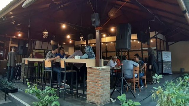 Third Place Coffe & Food berada di Jalan STM No. 56 Medan.