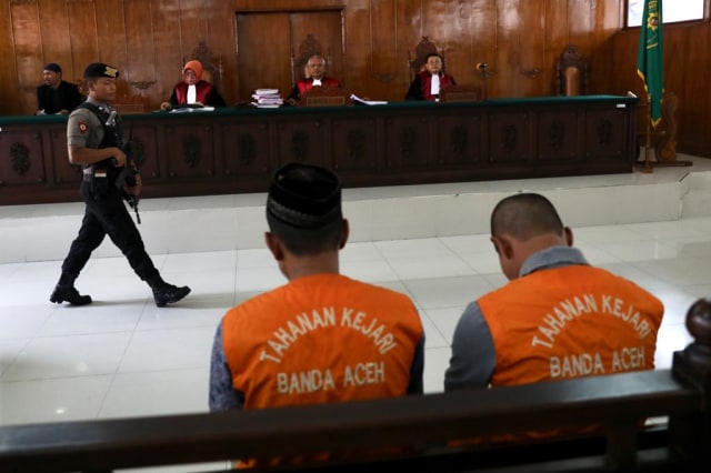 Pengadilan Negeri Banda Aceh menggelar sidang pembacaan putusan terhadap empat nelayan penyelundup sabu sebanyak 50 kilogram, Senin (18/3). Foto: Suparta/acehkini