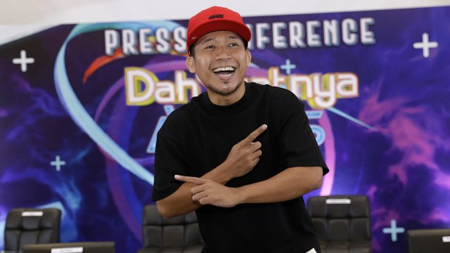 Artis Denny Cagur saat hadir di konferensi pers Dahsyat Award di kawasan Kebon Jeruk, Jakarta, Senin (18/3). Foto: Ronny