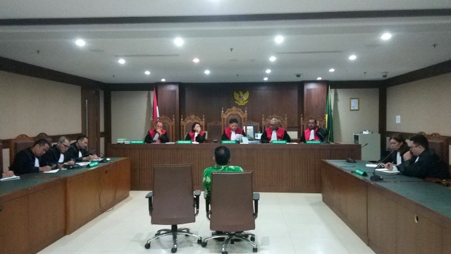 Mantan Manager Merger dan Investasi pada Direktorat Hulu PT Pertamina, Bayu Kristanto, menjalani sidang putusan kasus Pertamina di Pengadilan Tipikor Jakarta, Senin (18/3). Foto: Adhim Mugni Mubaroq/kumparan