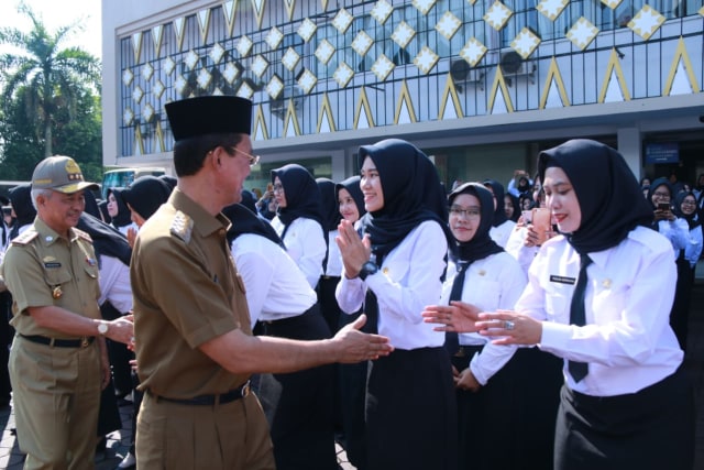 Walikota Palembang menyalami sejumlah peserta CPNS usai pelantikan (Urban Id)