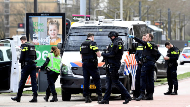 Suasana di sekitar lokasi penembakan di Utrecht, Belanda, (18/3). Foto: REUTERS/Piroschka van de Wouw