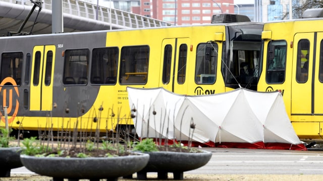 Suasana di sekitar lokasi penembakan di Utrecht, Belanda, (18/3). Foto: REUTERS/Piroschka van de Wouw