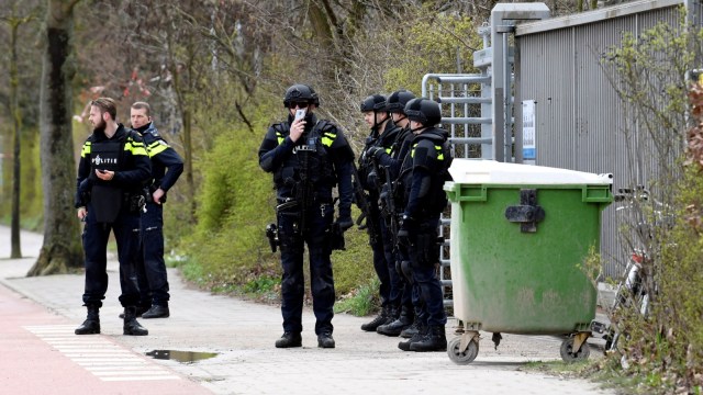 Suasana di sekitar lokasi penembakan di Utrecht, Belanda, (18/3). Foto: REUTERS/Piroschka van de Wouw