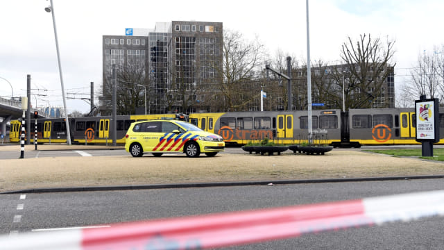 Suasana di sekitar lokasi penembakan di Utrecht, Belanda, (18/3). Foto: REUTERS/Piroschka van de Wouw