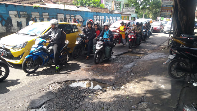 Jalan melati di Kota Malang yang masih banyak berlobang. (foto: Gigih Mazda/Tugu Malang).
