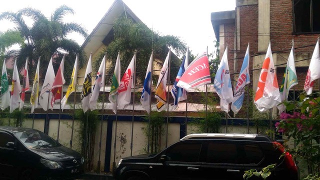20 bendera Partai Politik di depan Kantor KIP Aceh. Foto: Adi Warsidi/acehkini
