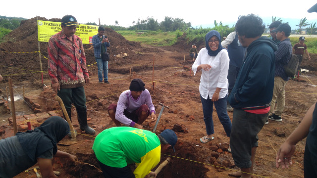 Suasana eksavasi hari ketujuh di lokasi penemuan situs bersejarah di Malang, senin (18/3).