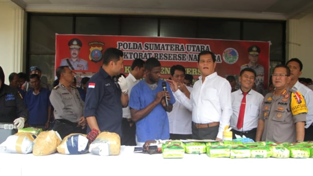 Salah seorang pengedar narkoba yang berhasil diamankan Polda Sumatera Utara. Foto: Rahmat Utomo/kumparan