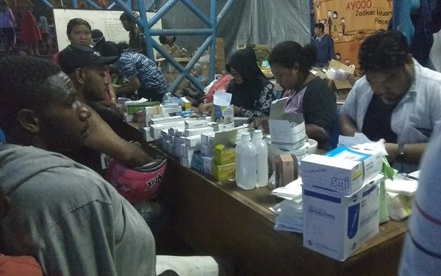 Hingga sore hari, pasienterus berdatangan ke posko kesehatan. (BumiPapua.com/Katharina)