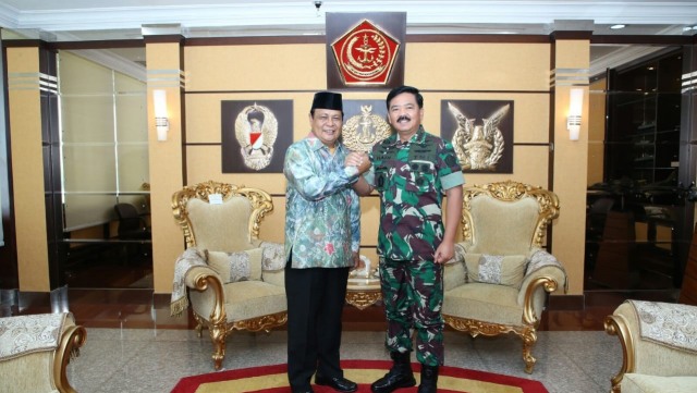 Gubernur Kalsel H Sahbirin Noor (kiri) dan Panglima TNI Marsekal Hadi Tjanjanto di Mabes TNI, Jumat (15/3) pekan lalu.