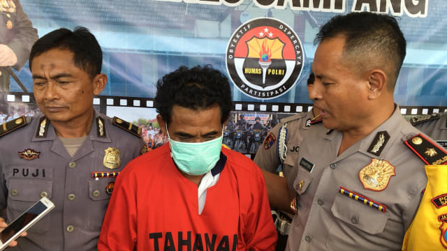 Wakapolres Sampang Kompol Suhartono menginterogasi Dekir, pelaku pencabulan tiga anak di bawah umur dalam gelar perkara di Mapolres, Senin (18/3/2019) sang. (Ryan Hariyanto/Mm).