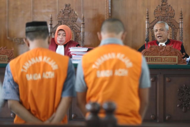 Dua dari lima terdakwa kasus penyelundupan sabu menjalani sidang pembacaan putusan di Pengadilan Negeri Banda Aceh, Senin (18/3). Foto: Suparta/acehkini