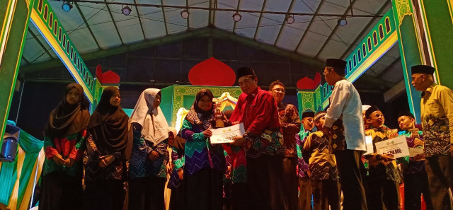 Wali Kota Banjarmasin Ibnu Sina saat menyerahkan hadiah MTQ ke-35 di Taman Budaya Kalsel, Senin (18/3). Foto: Zahidi/banjarhits.id