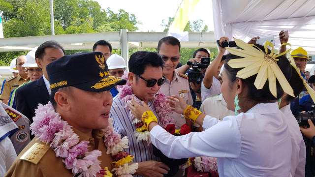 Penyambutan kedatangan Gubernur Kalteng Sugianto Sabran dan Owner CBI Group H. Abdul Rasyid AS (Foto: Joko Hardyono)