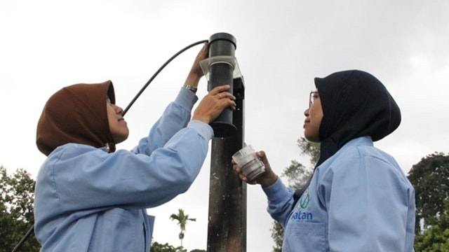 Staf BATAN mengambil sampel polutan udara di kota Bandung. Foto: BATAN
